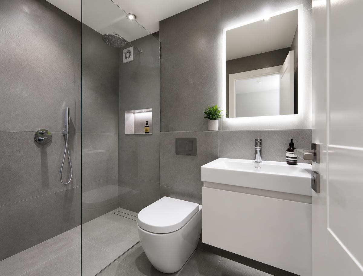 Eigenes Badezimmer mit Dusche und WC im Monteurzimmer
