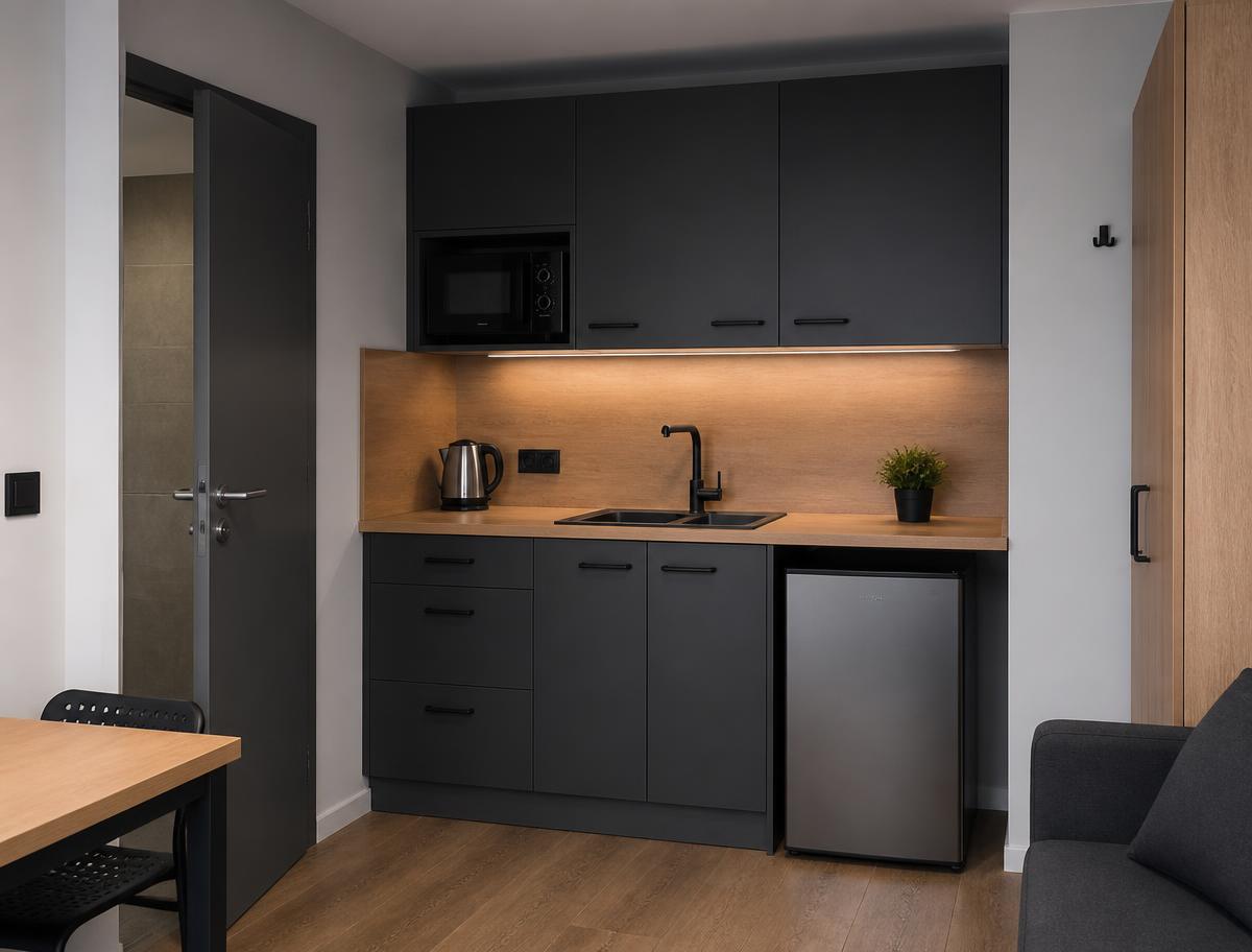 Teeküche mit Kühlschrank und Mikrowelle im Zimmer